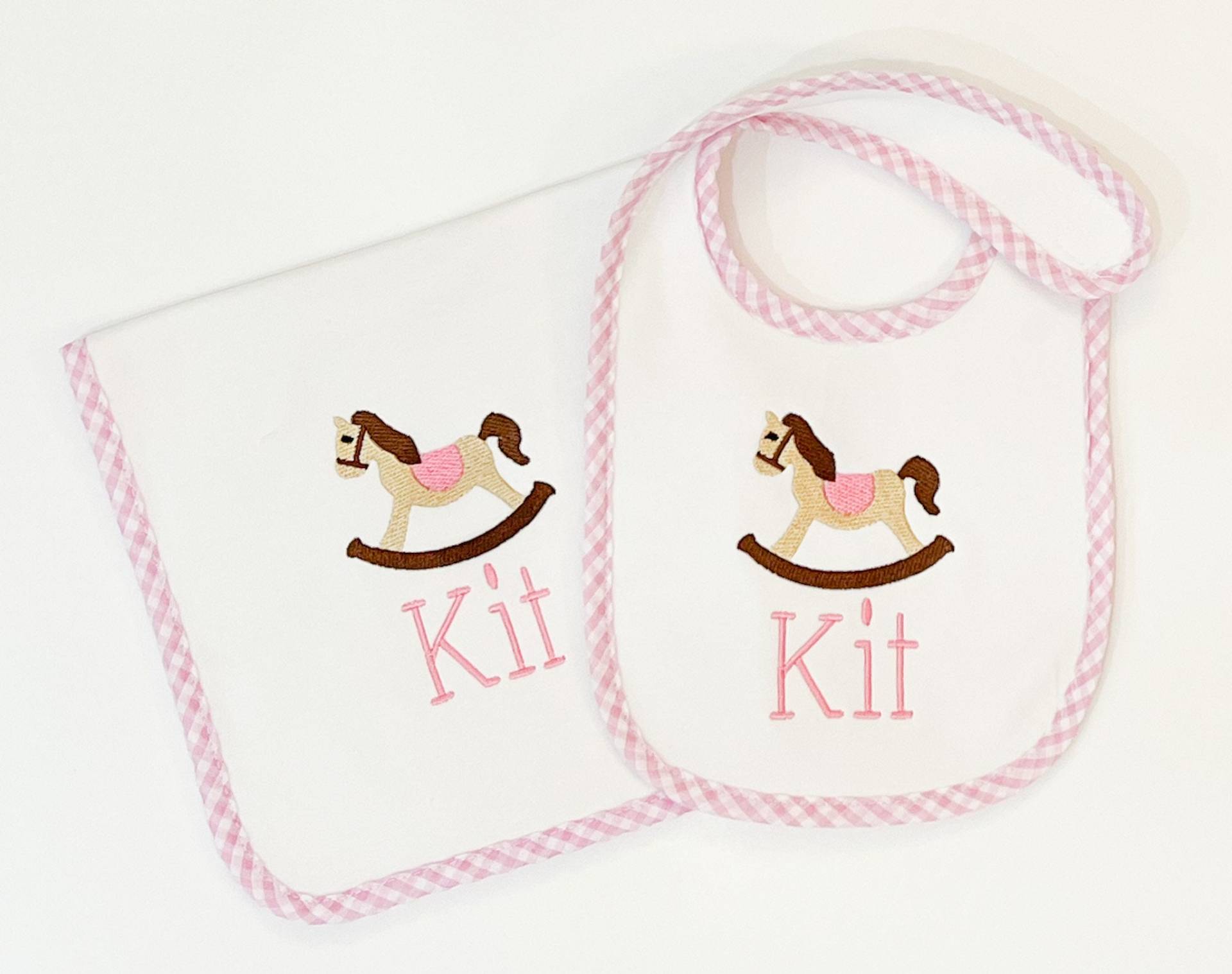 Jungen Gingham Lätzchen Set | Schaukelpferd Und Spucktuch Baby-Dusche-Geschenk Baby Personalisierte von Etsy - SewAmeliaIsland
