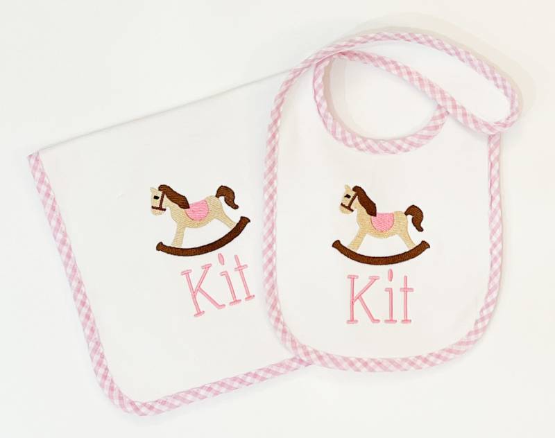 Jungen Gingham Lätzchen Set | Schaukelpferd Und Spucktuch Baby-Dusche-Geschenk Baby Personalisierte von Etsy - SewAmeliaIsland