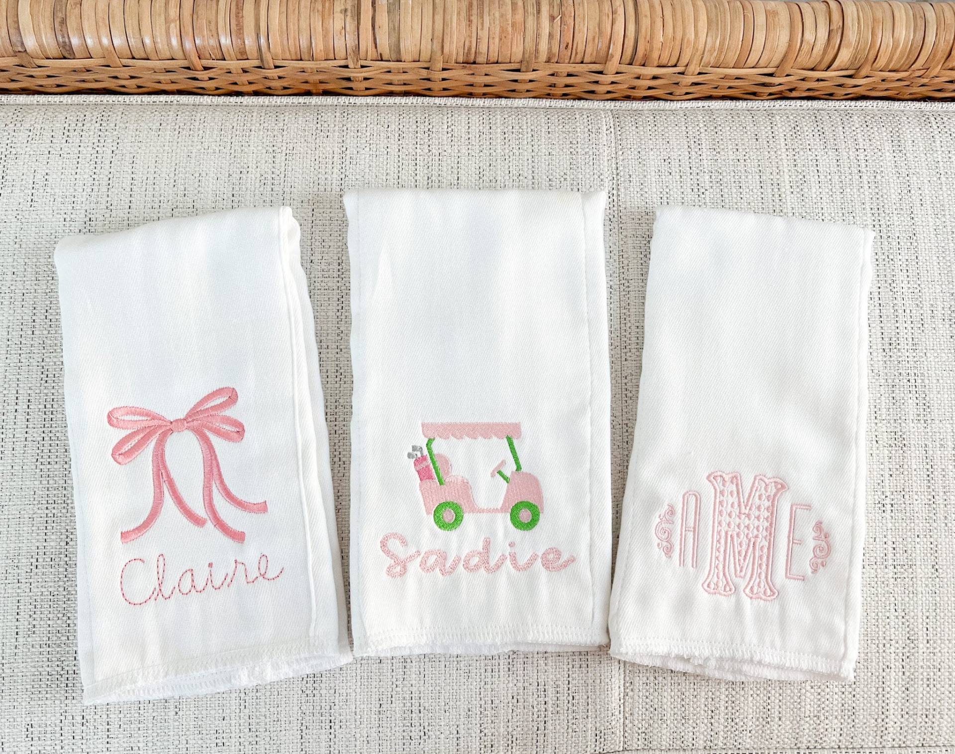 Monogrammierte Baby-Leinen | Personalisiert Leinen Baby Shower Geschenk Mädchen Bestickte von Etsy - SewAmeliaIsland