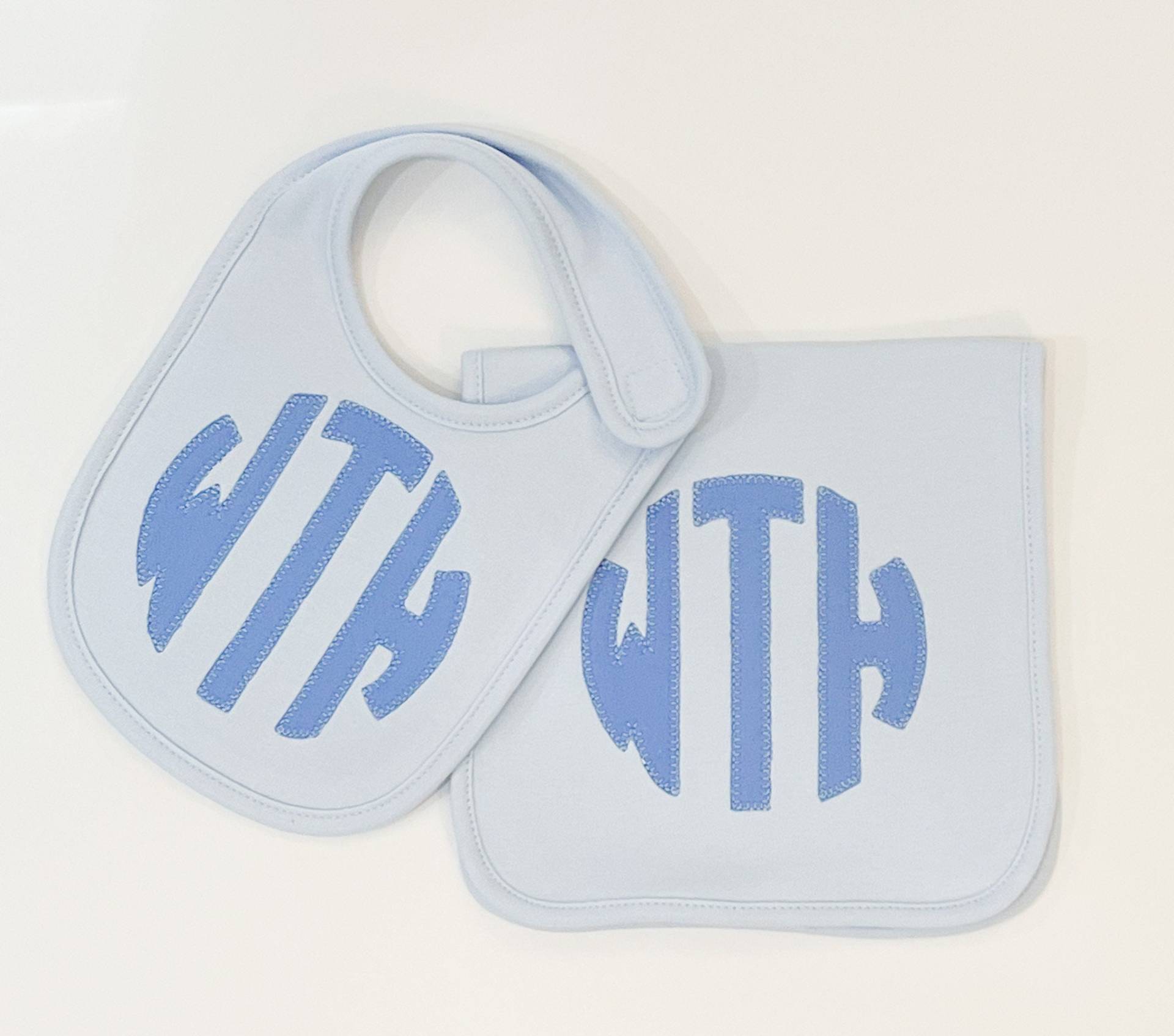 Personalisierte Lätzchen Set | Besticktes Lätzchen-Set Monogramm Duschgeschenk Und Spucktuch Baby von Etsy - SewAmeliaIsland