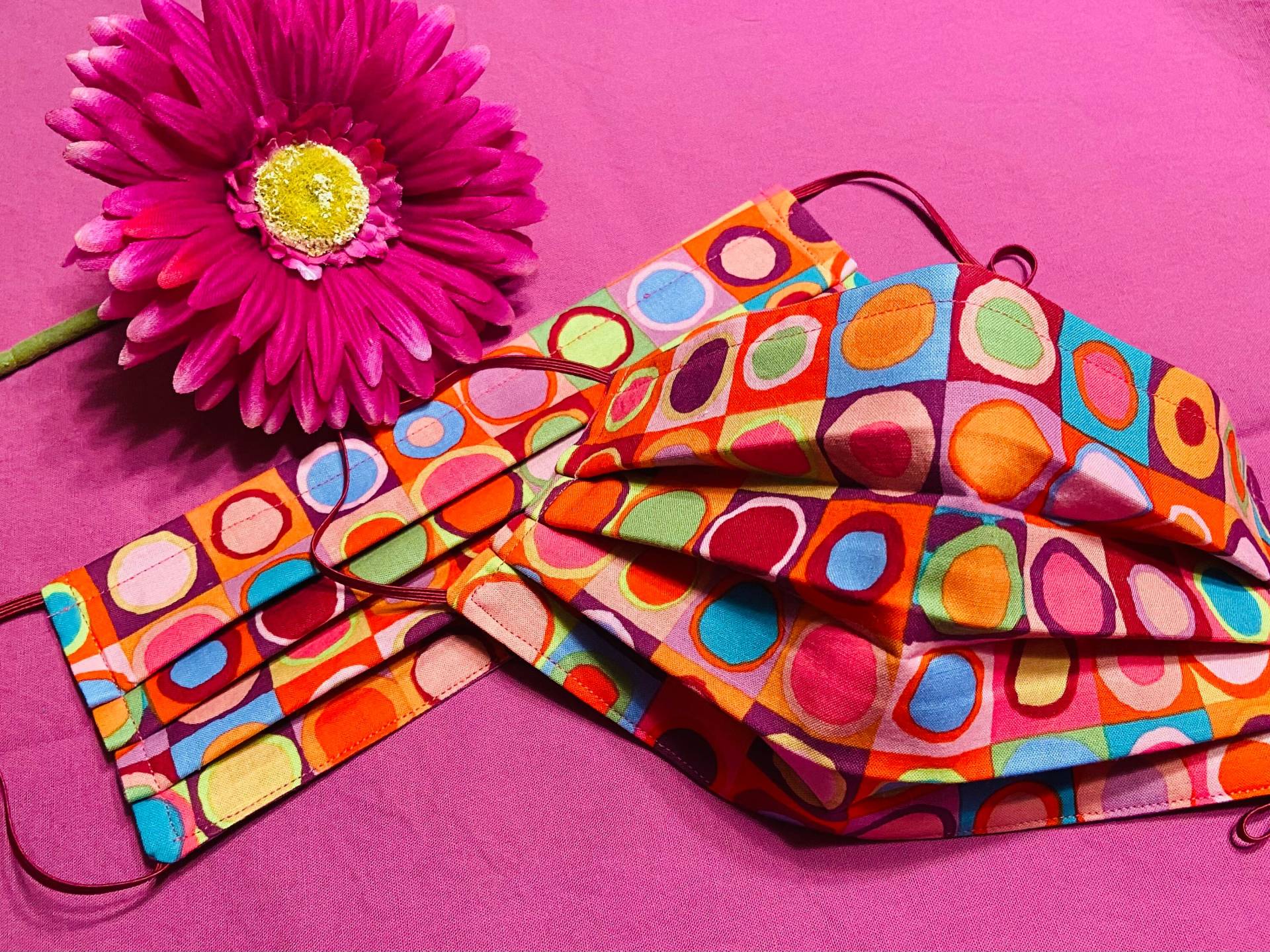 Kaffe Fassett Dots Maske von Etsy - SewMuchLovebyShannon