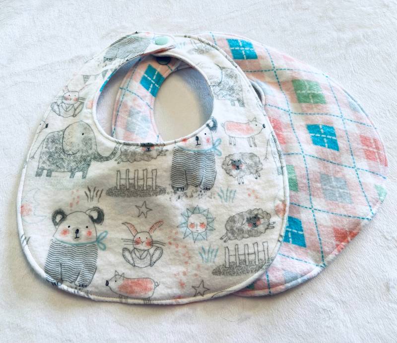 Schlafanzug-Tiere Baby-Lätzchen von Etsy - SewMuchLovebyShannon