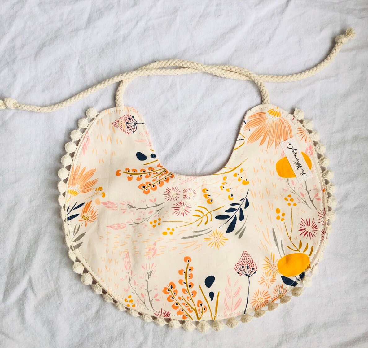 Florales Boho Girl Lätzchen Wende-Baumwoll-Flanell Mit Bommelborte von Etsy - SewWhimsyCo