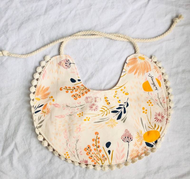 Florales Boho Girl Lätzchen Wende-Baumwoll-Flanell Mit Bommelborte von Etsy - SewWhimsyCo