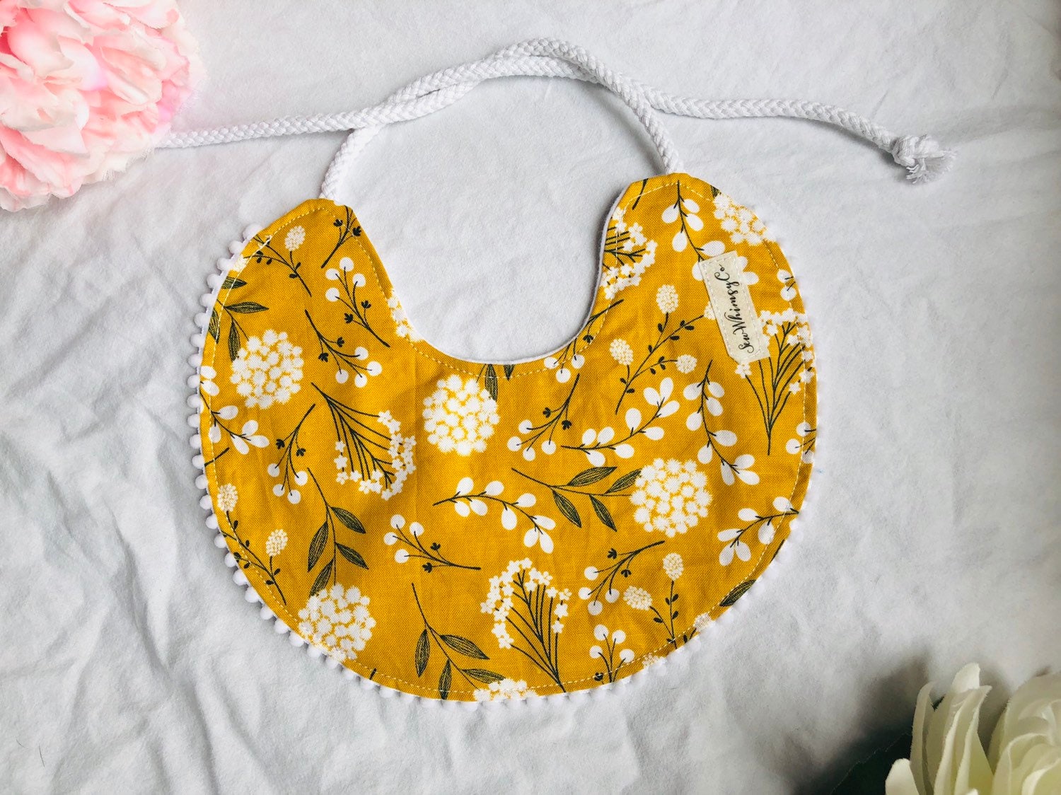 Vintage Floral Baby Lätzchen Senf Baumwolle Mit Bommelborte von Etsy - SewWhimsyCo