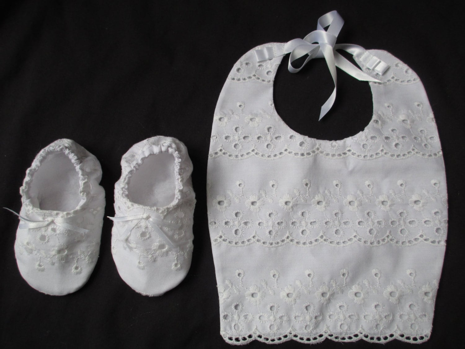 Baby Mädchen/Junge Öse Taufe/Taufe/Hochzeit/Special Occasion Bib & Booties Set von Etsy - Sewingbyquicatos