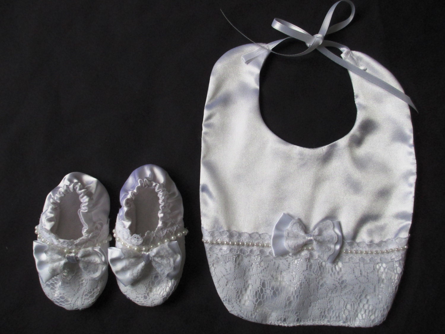 Baby Mädchen/Junge Satin Taufe/Taufe/Hochzeit/Special Occasion Bib & Booties Set von Etsy - Sewingbyquicatos