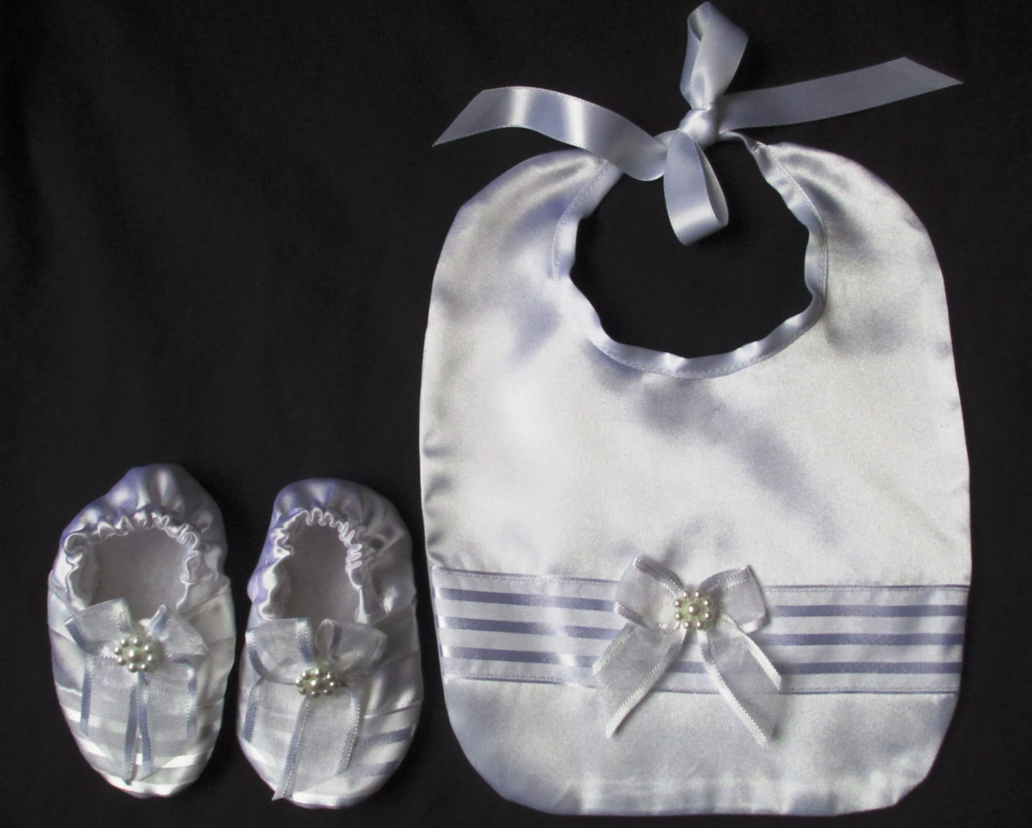 Baby Mädchen/Junge Satin Taufe/Taufe/Hochzeit/Special Occasion Bib & Booties Set von Etsy - Sewingbyquicatos