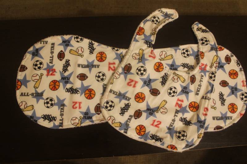 Weißen Sport Themenhotel Baby Lätzchen Und Aufstoßen Tuch Set von Etsy - Sewmanydeals
