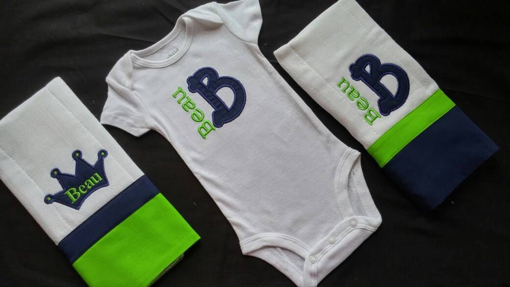Personalisierte Baby Junge Geschenk-Set, Nehmen Sie Nach Hause Set, Body Und Burp Tuch-Set von Etsy - SewnFromTheHeart4U