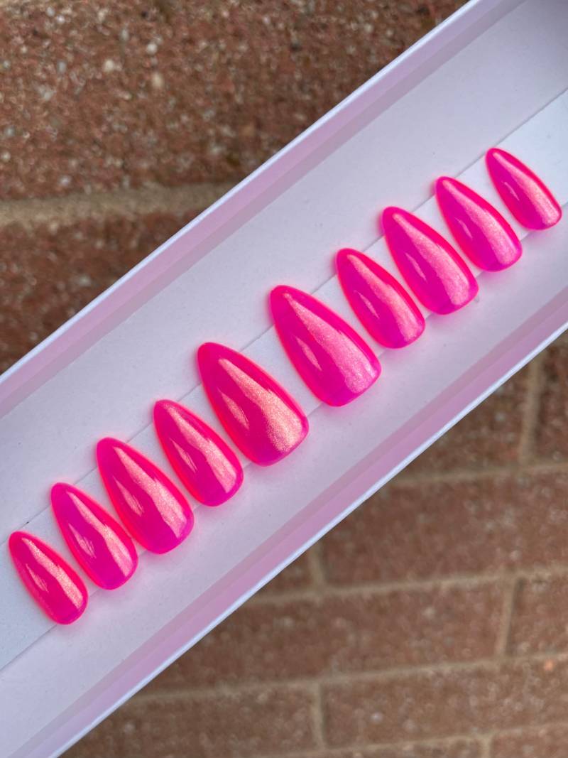 Barbie Chrome Press On Nails von Etsy - ShadyClawsbyDevon