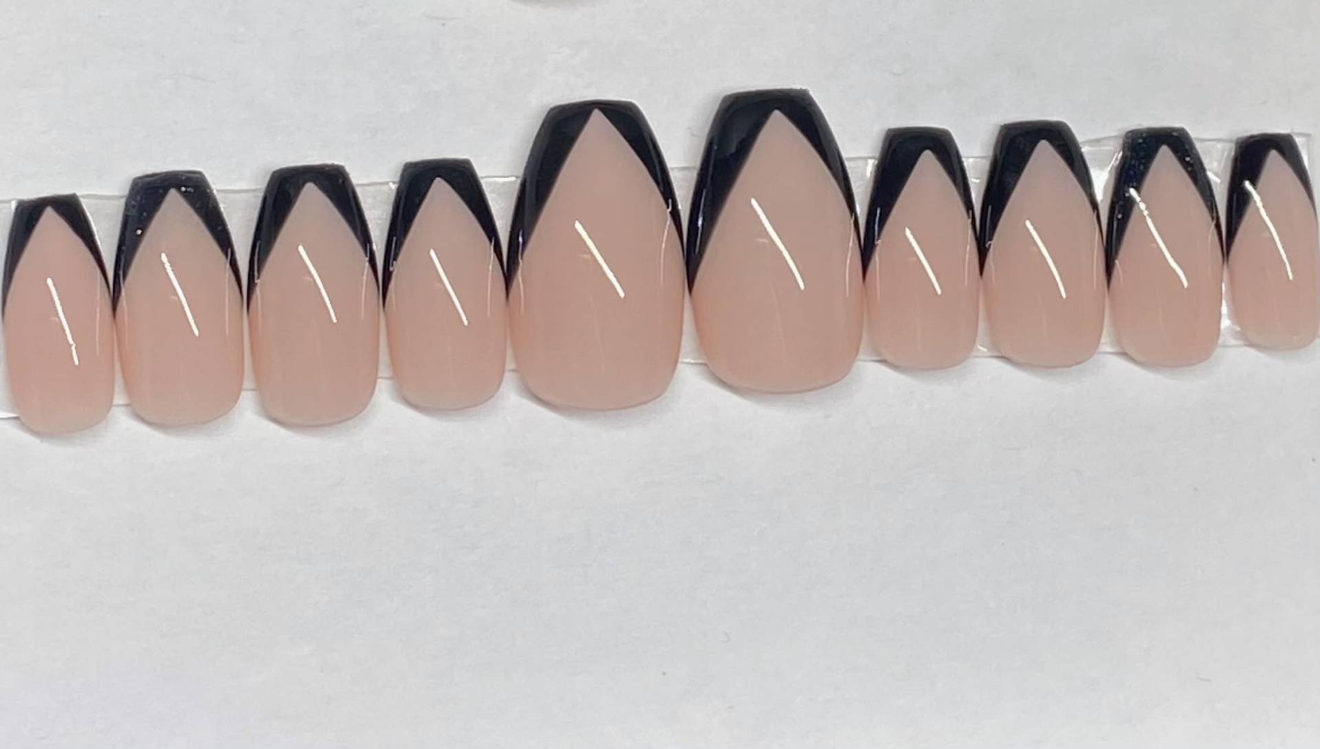 "Wiederverwendbare, Handbemalte "Black V French" -Presse Auf Nägel, Stick Kleber French V-Nägel, Press On, Handbemalt." "Wiederverwendbare, Handbemalte "Black V French" -Presse Auf Nägel, Stick Kleber French V-Nägel, Press On, Handbemalt." von Etsy - SheekNails