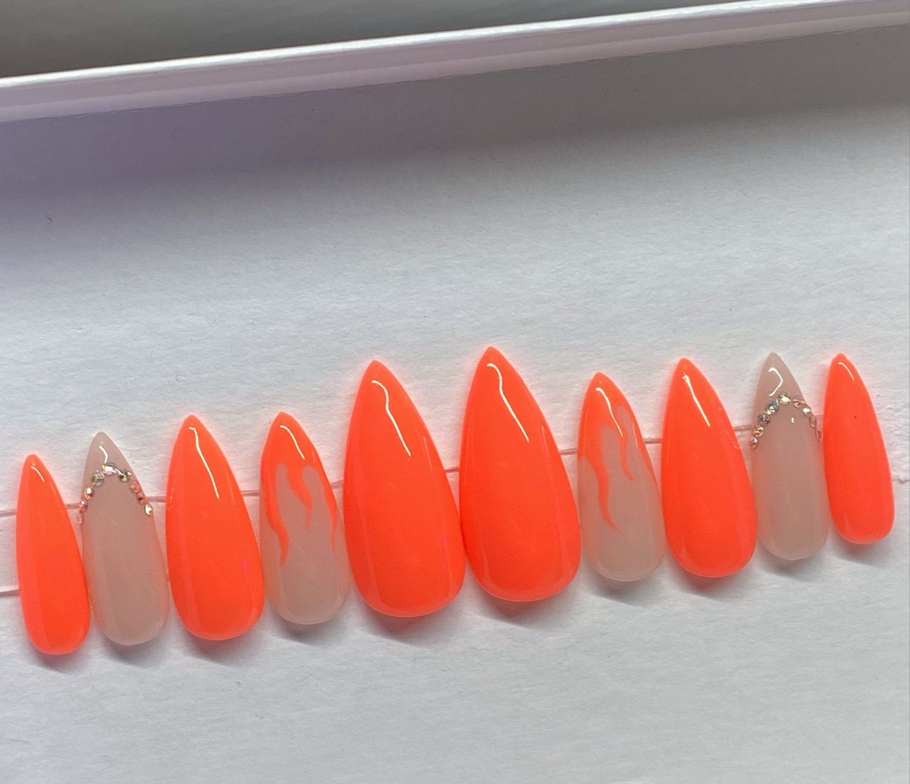 "Wiederverwendbare, Handbemalte "Flamin" -Nägel Drücken Auf Nägel, Klebenägel, Pressen Nail Art, Handgemalt, Kleben Flammennägel." von Etsy - SheekNails