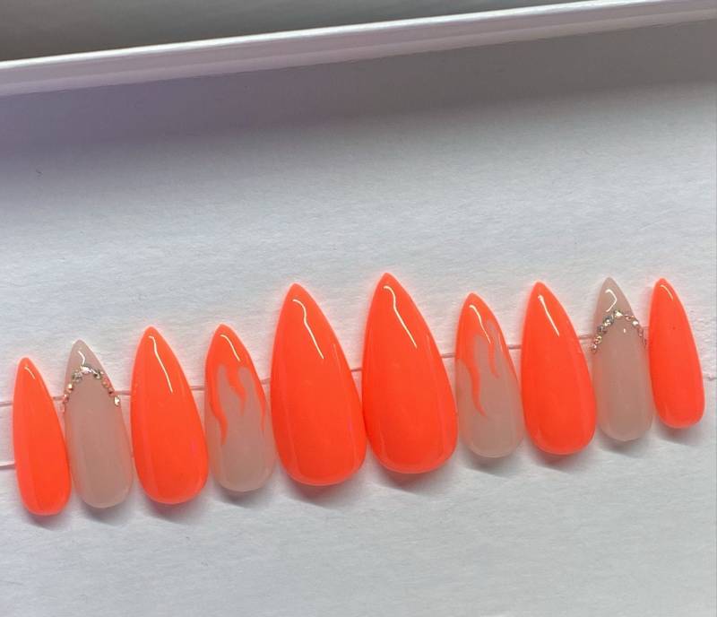 "Wiederverwendbare, Handbemalte "Flamin" -Nägel Drücken Auf Nägel, Klebenägel, Pressen Nail Art, Handgemalt, Kleben Flammennägel." von Etsy - SheekNails