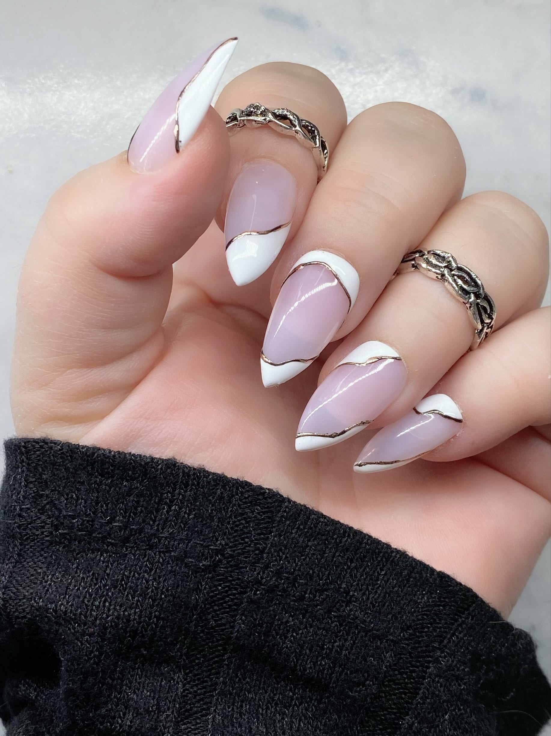 "Wiederverwendbares, Handbemaltes "Weiß Gold" Nageldesign Set - Stiletto Nägel Mit Weißen Spitzen & Gold Liner, Salon-Qualitätsgel, Stick-On von Etsy - SheekNails