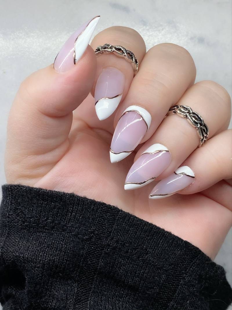 "Wiederverwendbares, Handbemaltes "Weiß Gold" Nageldesign Set - Stiletto Nägel Mit Weißen Spitzen & Gold Liner, Salon-Qualitätsgel, Stick-On von Etsy - SheekNails