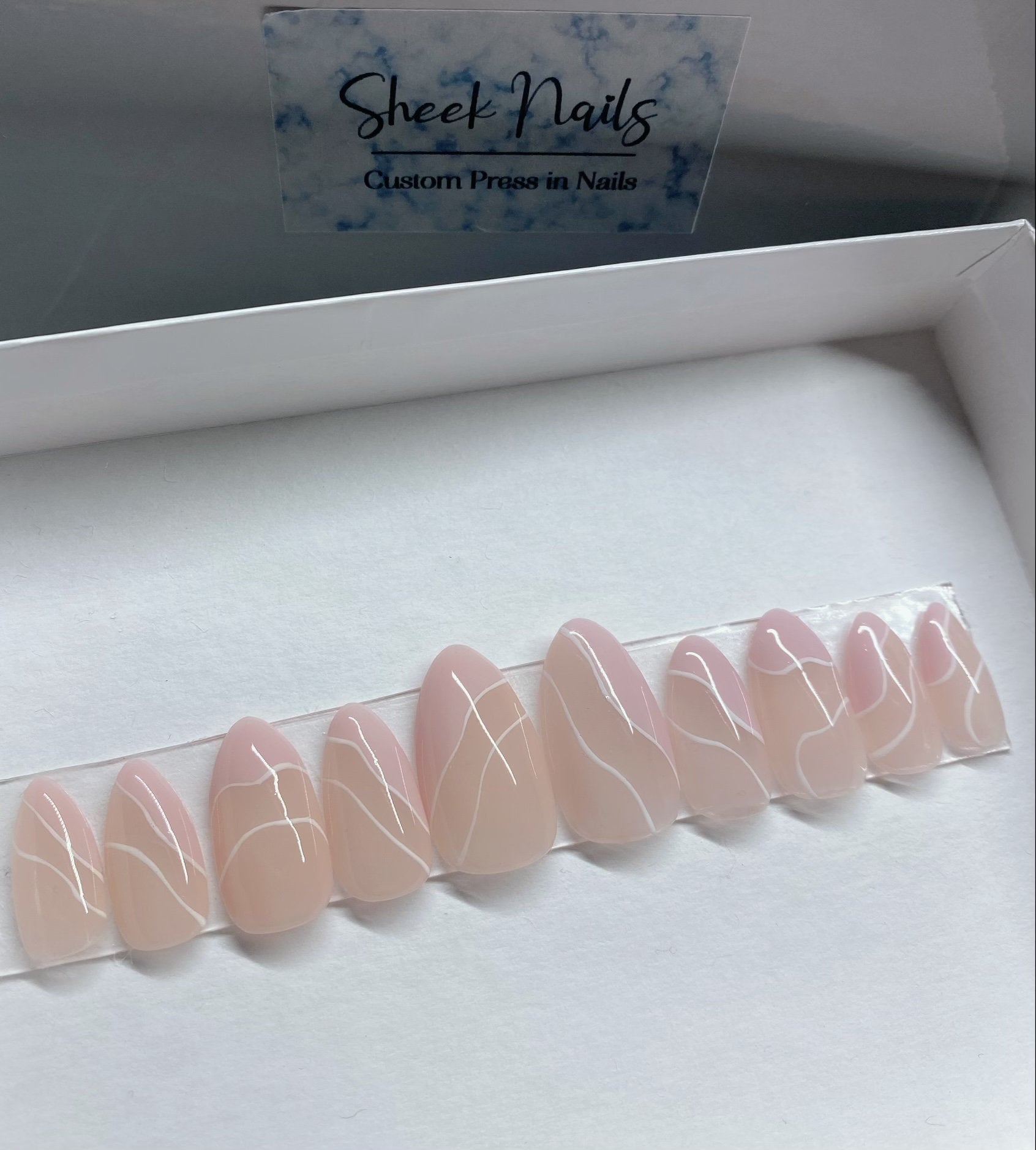 "Wiederverwendbares Handgemaltes "Waves" Press-On Nagel-Set - Elegante Wellen-Nailart, Salon-Qualität Gel, Stick-On Oder Kleber." von Etsy - SheekNails
