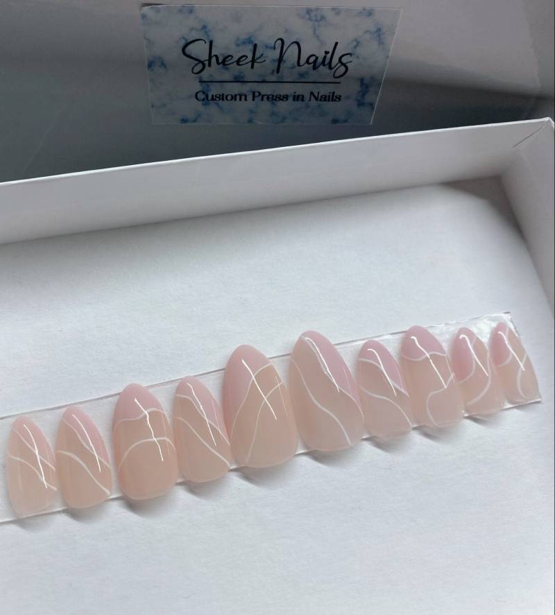 "Wiederverwendbares Handgemaltes "Waves" Press-On Nagel-Set - Elegante Wellen-Nailart, Salon-Qualität Gel, Stick-On Oder Kleber." von Etsy - SheekNails
