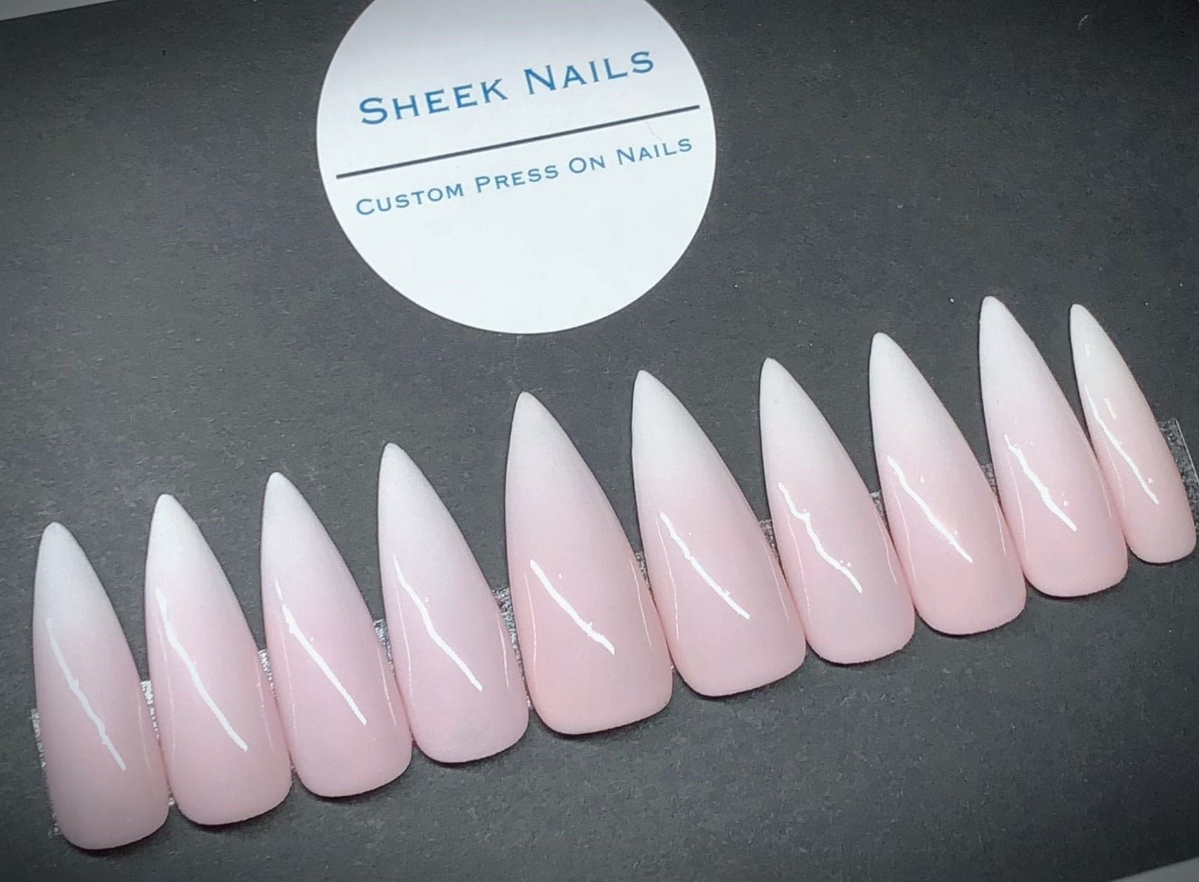"Wiederverwendbares, Handbemaltes "French Ombre" Press-On Nagel-Set - Rosa Bis Weiße Ombre-Sargnägel, Salonqualität Zum Aufkleben Oder Aufkleben." von Etsy - SheekNails