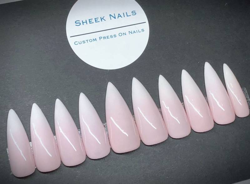 "Wiederverwendbares, Handbemaltes "French Ombre" Press-On Nagel-Set - Rosa Bis Weiße Ombre-Sargnägel, Salonqualität Zum Aufkleben Oder Aufkleben." von Etsy - SheekNails