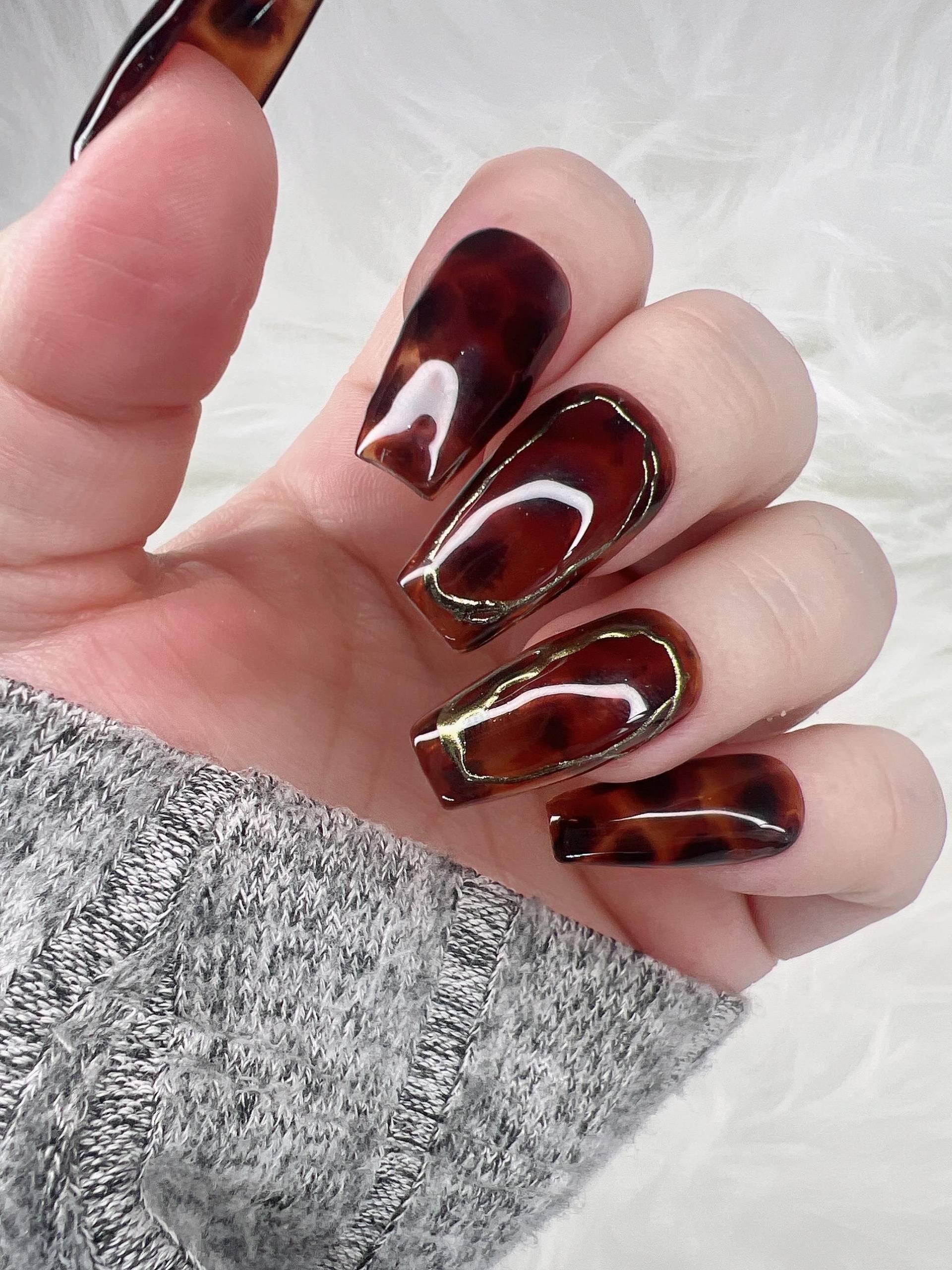 "Wiederverwendbares, Handbemaltes "Miss Tortoise" Press-On-Nagel-Set - Schildpatt Mit Goldakzent-Nägeln, Salon-Qualität Durch Gel, Zum Auf- Oder von Etsy - SheekNails