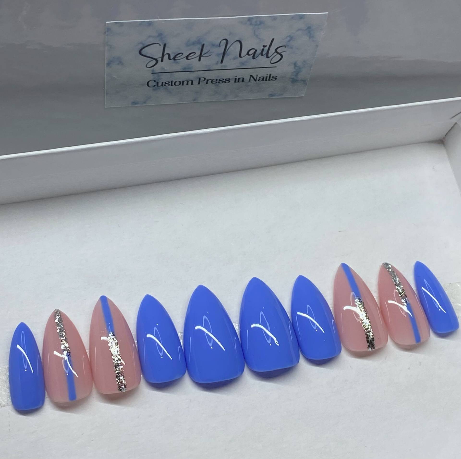 "Wiederverwendbares, Handgemaltes "Allure" Press-On-Nagel-Set - Blaue Nägel Mit Silberfarbenem Glitzerstreifen, Salon-Qualität Zum Aufkleben." von Etsy - SheekNails