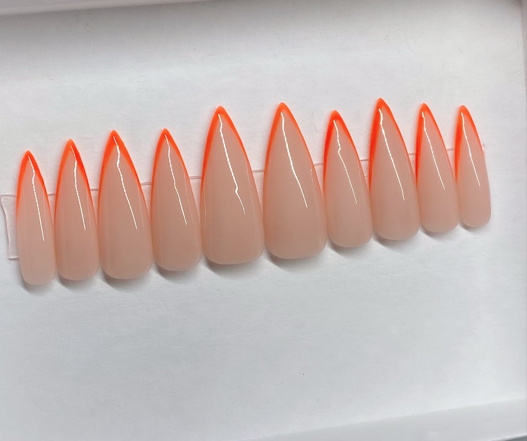 "Wiederverwendbares, Handgemaltes "Tipsy" Press-On-Nagel-Set - Hellrosa Stiletto Mit Orangefarbener Spitzen, Salon-Qualitäts-Gel, Stick-On Oder von Etsy - SheekNails