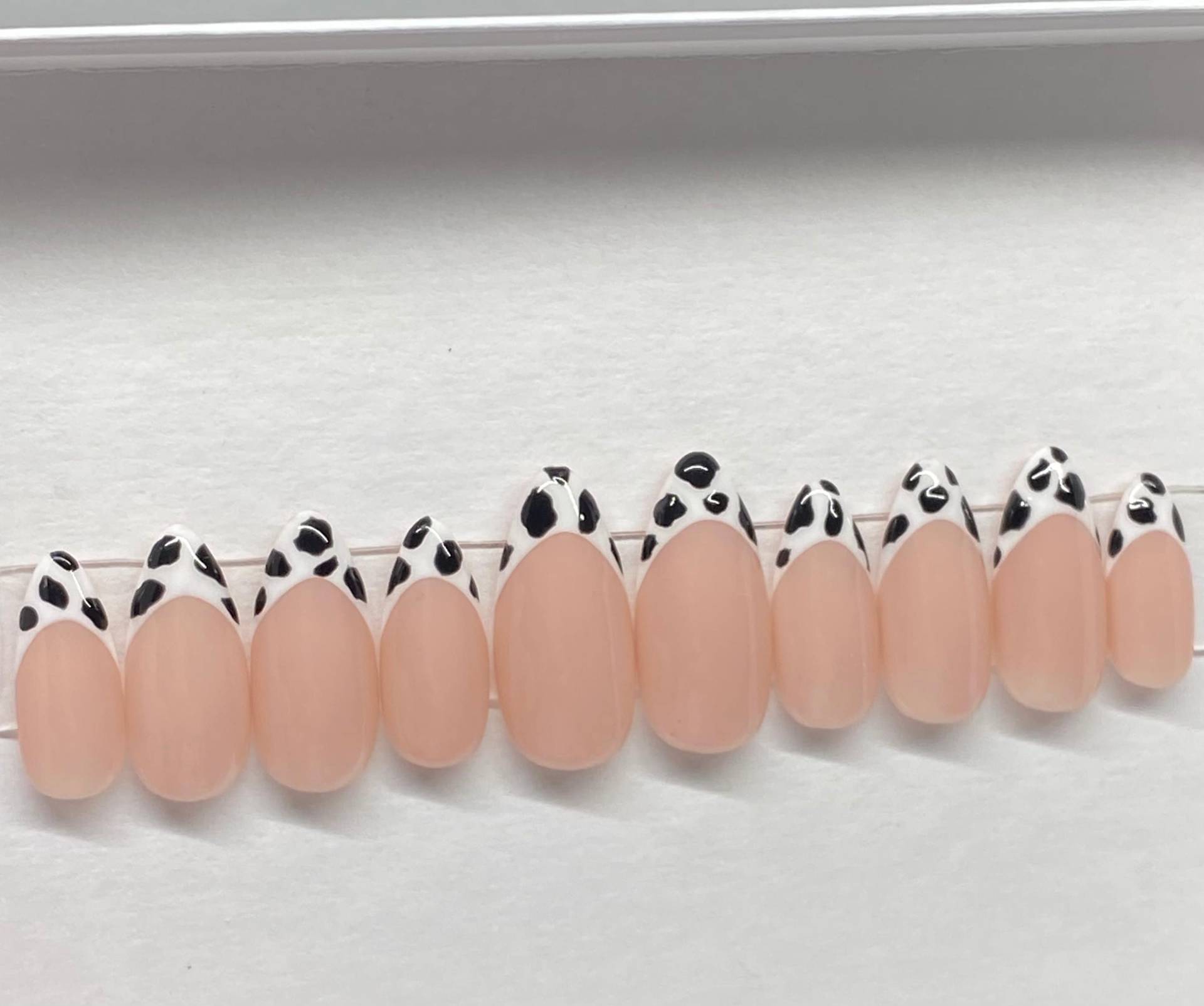 "Wiederverwendbares Handbemaltes "French Cow Print" Press-On Nagel-Set - Schwarz-Weiße Kuh-Print-Nägel, Salon-Qualität Gel, Stick-On Oder Kleber." von Etsy - SheekNails