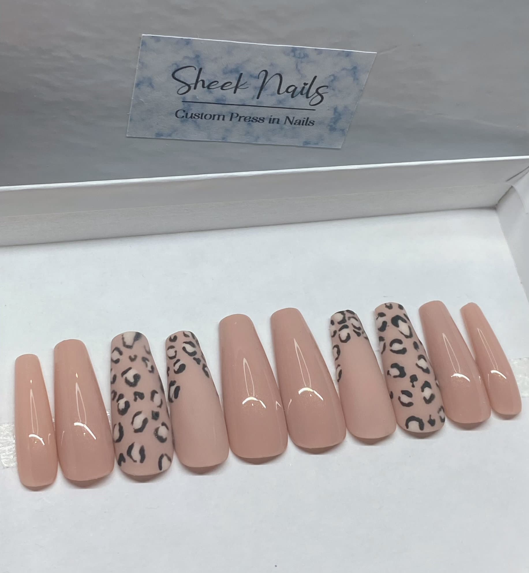 Wiederverwendbares Handgemaltes „Leo" Press-On Nagel Set - Luxe Leo Print Design, Salon-Qualität Gel, Stick-On Oder Kleber von Etsy - SheekNails