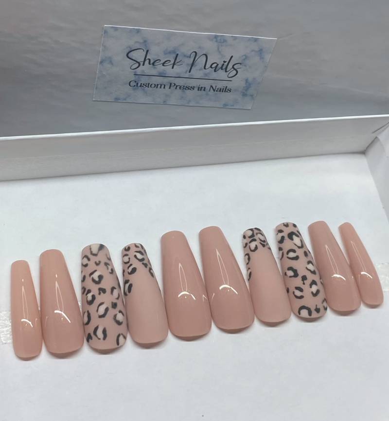 Wiederverwendbares Handgemaltes „Leo" Press-On Nagel Set - Luxe Leo Print Design, Salon-Qualität Gel, Stick-On Oder Kleber von Etsy - SheekNails