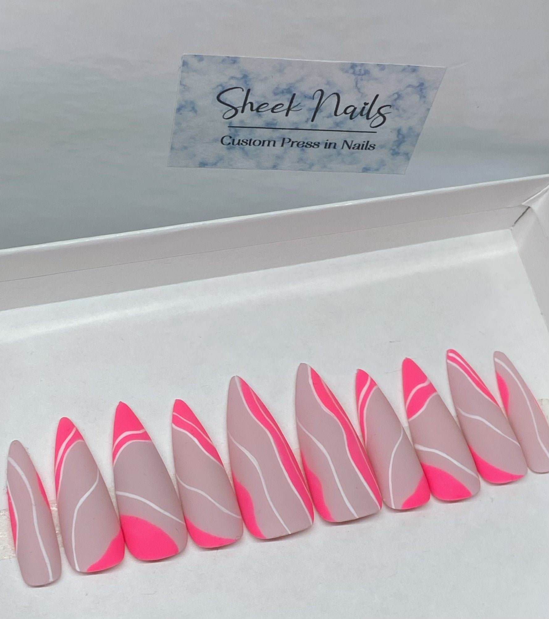 "Wiederverwendbares Handgemaltes "Pink Waves" Press-On Nagel Set - Pink & Weiß Swirl Design, Salon-Qualität Gel, Stick-On Oder Kleber." von Etsy - SheekNails