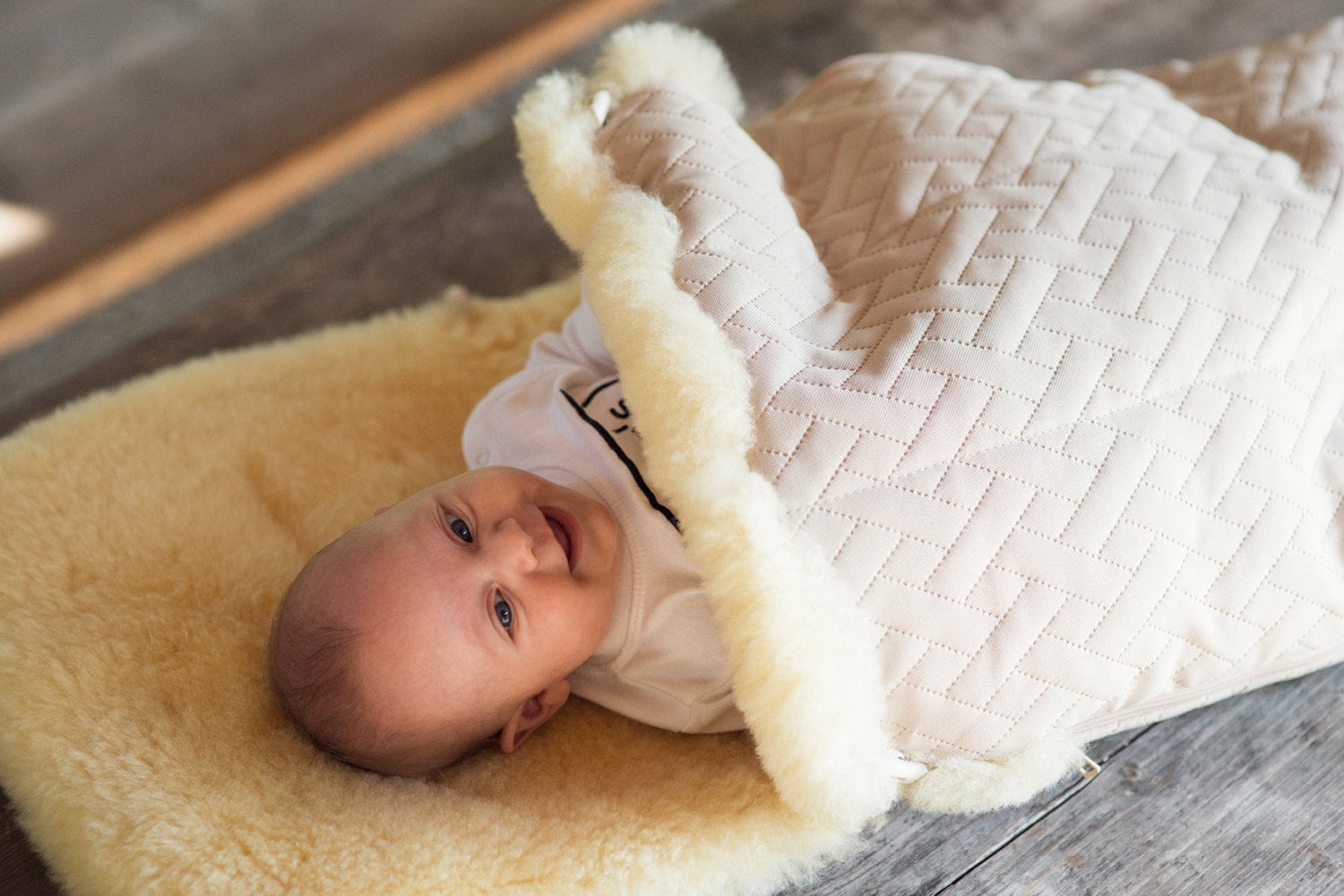 Beigefarbener Schaffell Fußsack Beigefarbener Schaffell Fußsack von Etsy - SheepersLTD