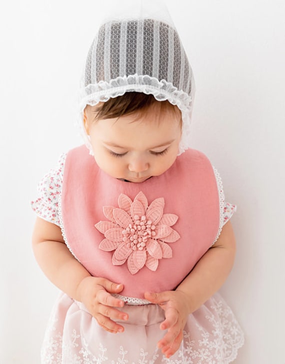 Vintage Elegance Handgemachtes Baby Mädchen Lätzchen Mit Spitze Und Blumen Muster - 1st Birthday & Gifts von Etsy - ShinyLittleBaby
