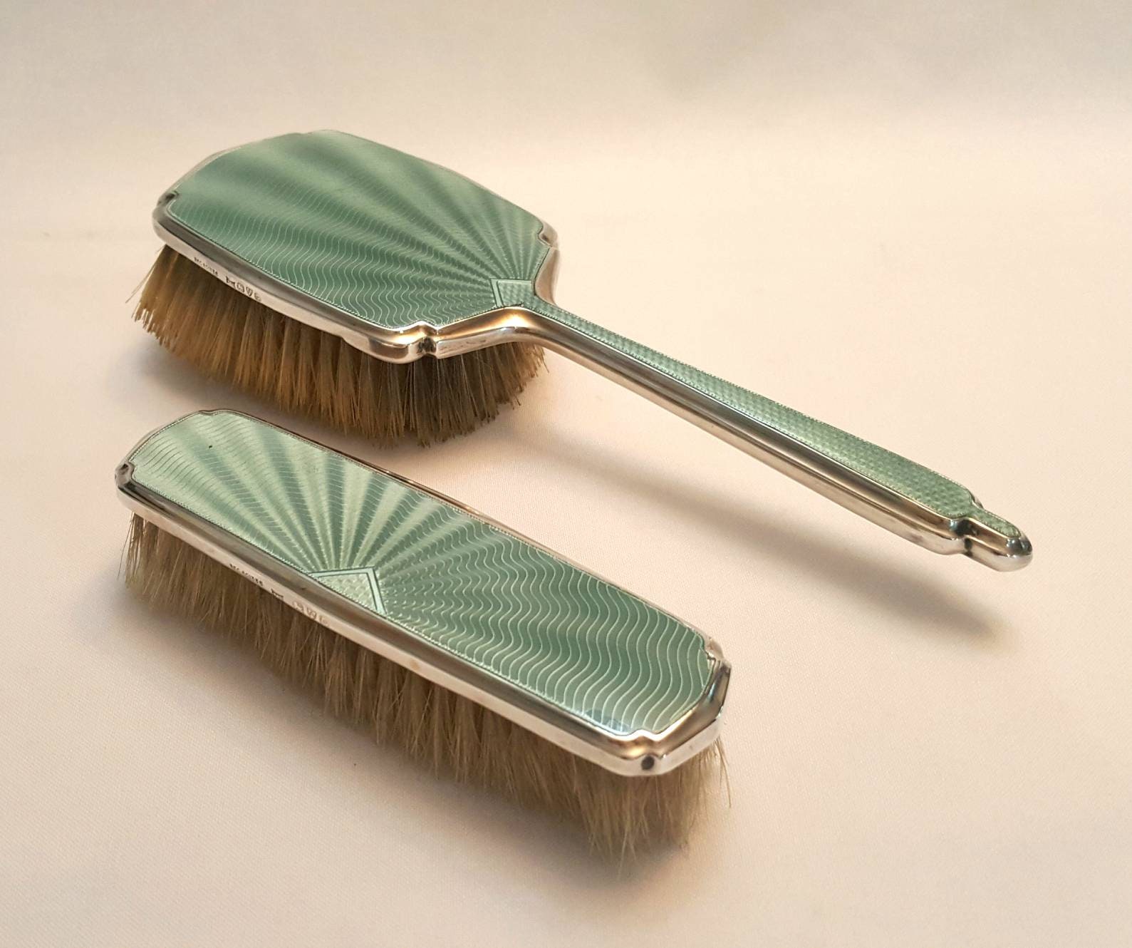 Art-Deco-Silberbürsten - Ein Paar Vintage-Bürsten Aus Sterlingsilber Und Guilloche-Emaille Von Walker & Hall, Chester-Marke 1939 Art-Deco-Silberbürsten - Ein Paar Vintage-Bürsten Aus Sterlingsilber Und Guilloche-Emaille Von Walker & Hall, Chester-Marke 1939 von Etsy - ShopAntico