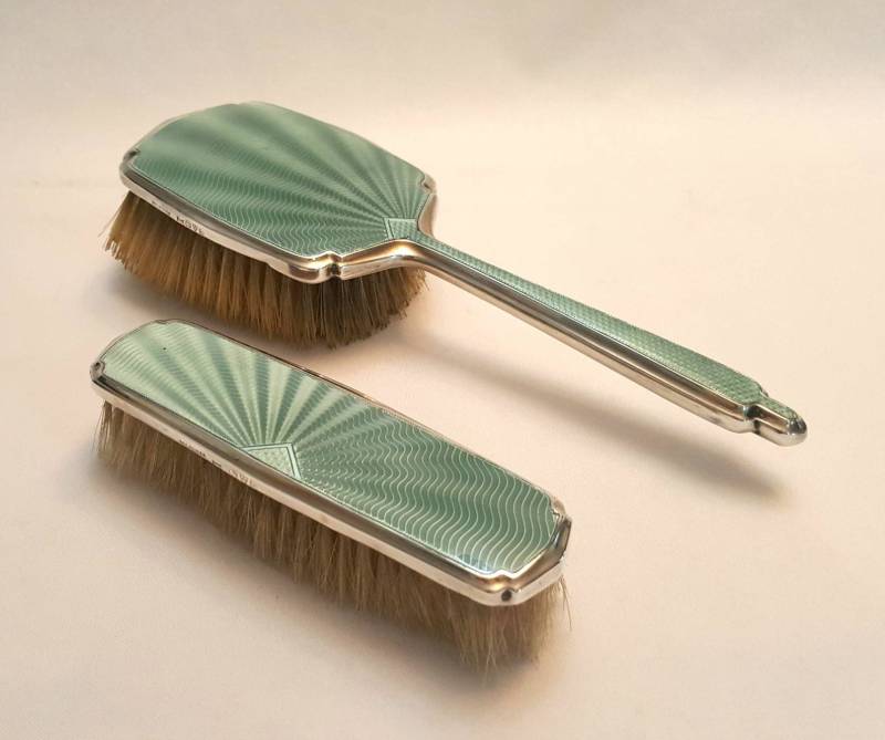 Art-Deco-Silberbürsten - Ein Paar Vintage-Bürsten Aus Sterlingsilber Und Guilloche-Emaille Von Walker & Hall, Chester-Marke 1939 von Etsy - ShopAntico