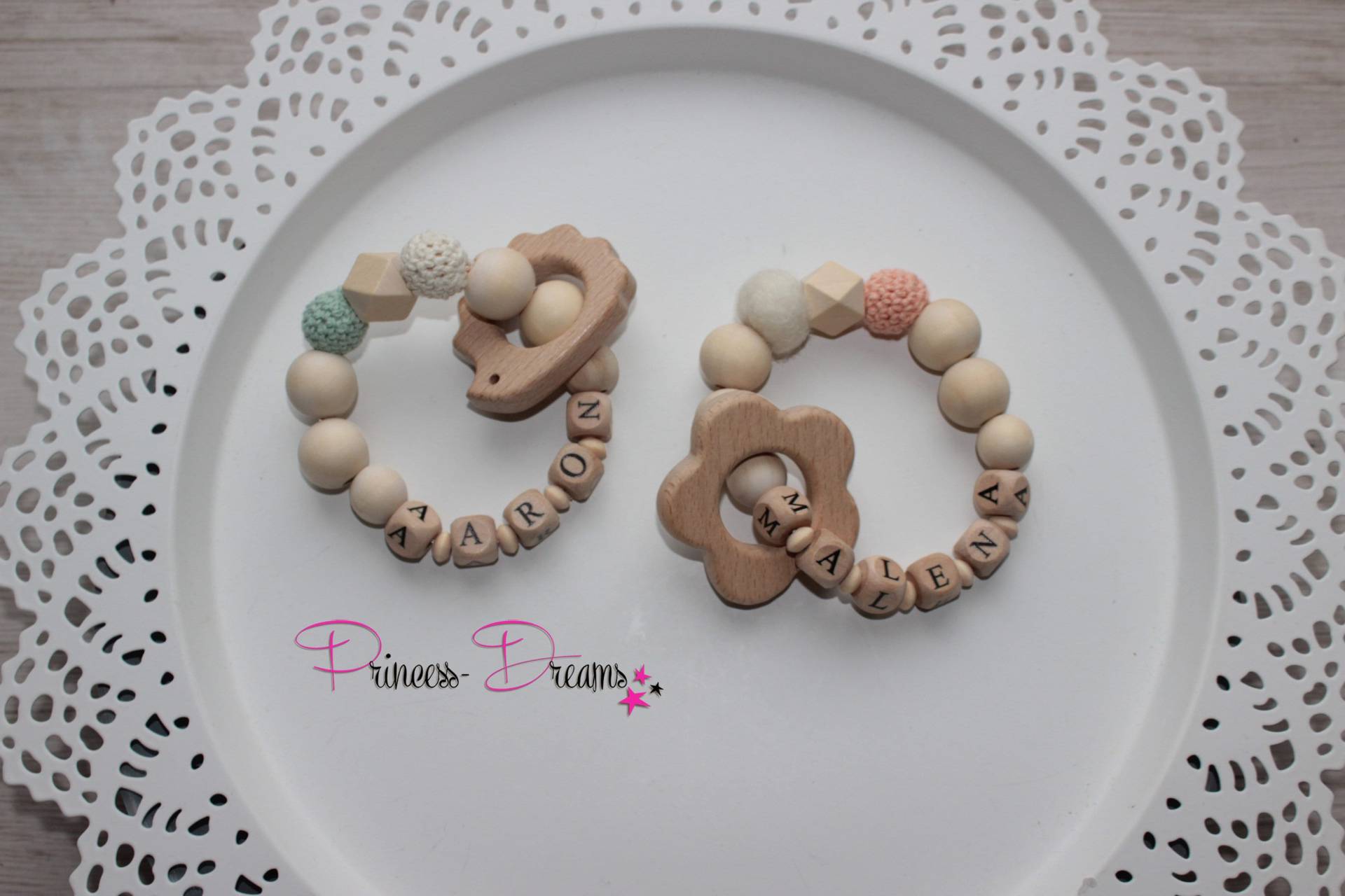 Natur Greifling Beisring Mit Namen Häkelperlen Holzgreifling Jungen Baby Geschenk Personalisiert Taufe Holz Greifling Natur Greifling Beisring Mit Namen Häkelperlen Holzgreifling Jungen Baby Geschenk Personalisiert Taufe Holz Greifling von Etsy - ShopPrincessDreams