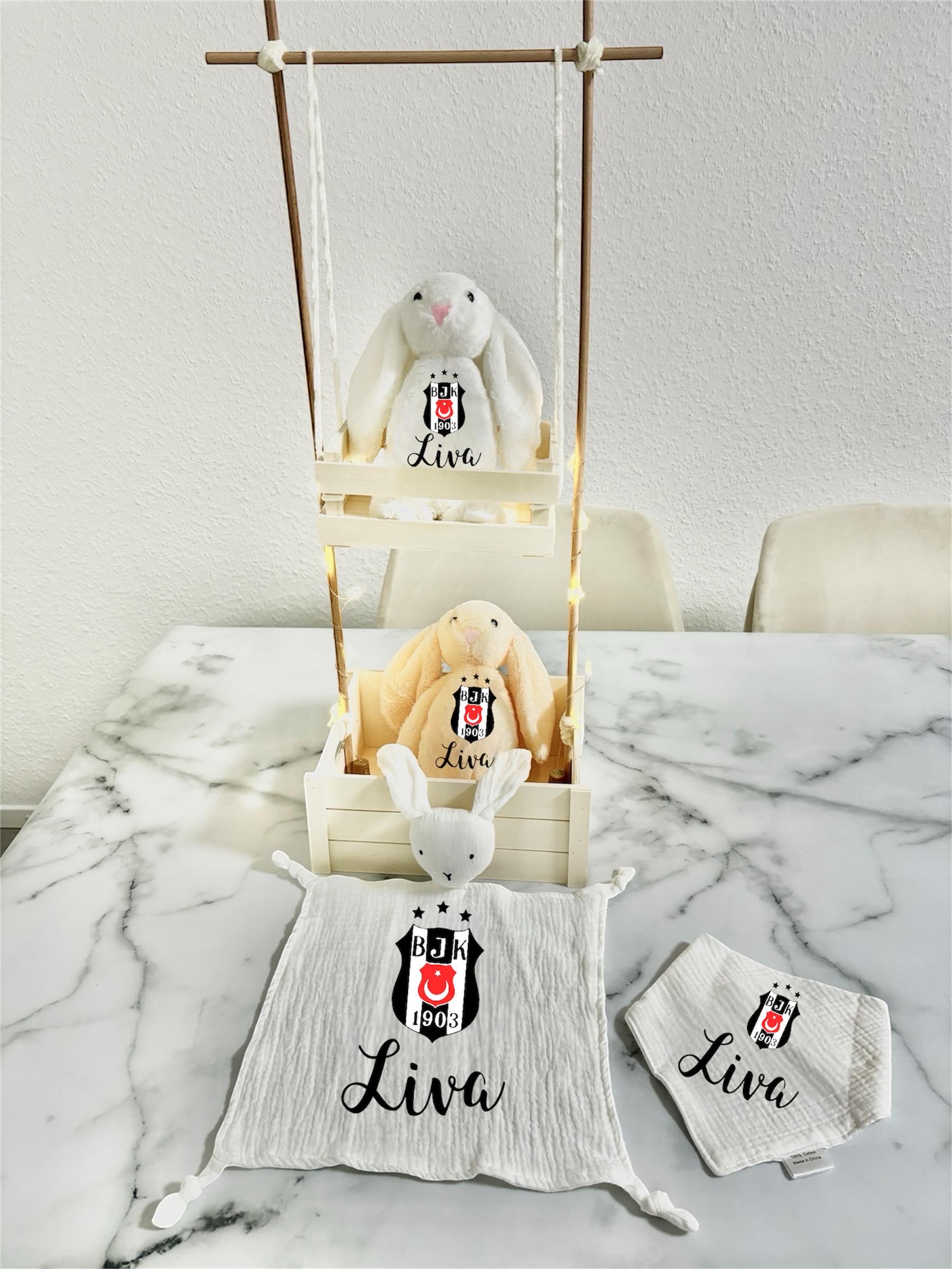 Besiktas Geschenk Set Kuscheltier Hase, Babylätzchen Und Babyschmusetuch Besiktas Geschenk Set Kuscheltier Hase, Babylätzchen Und Babyschmusetuch von Etsy - ShopbyhandmadeShop