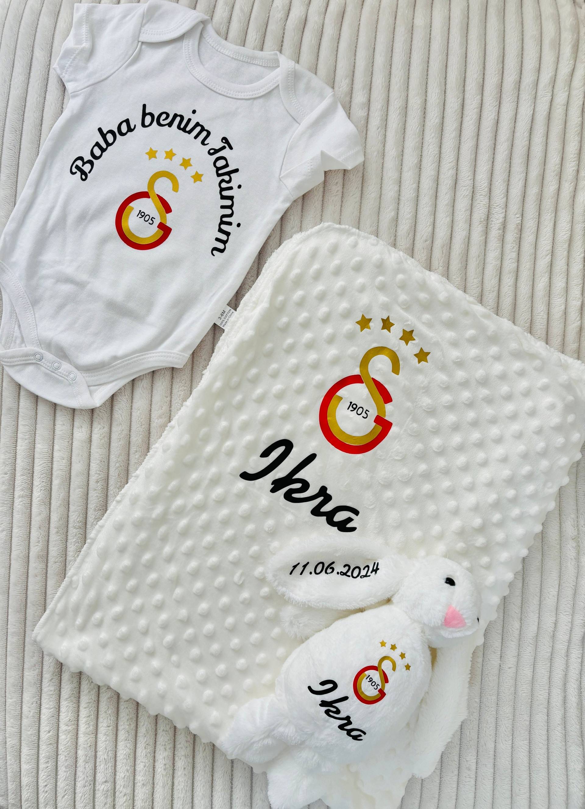 Galatasaray Babydecke Mit Kuscheltier Hase, Plüschtier Hase Und Babybody Galatasaray Babydecke Mit Kuscheltier Hase, Plüschtier Hase Und Babybody von Etsy - ShopbyhandmadeShop