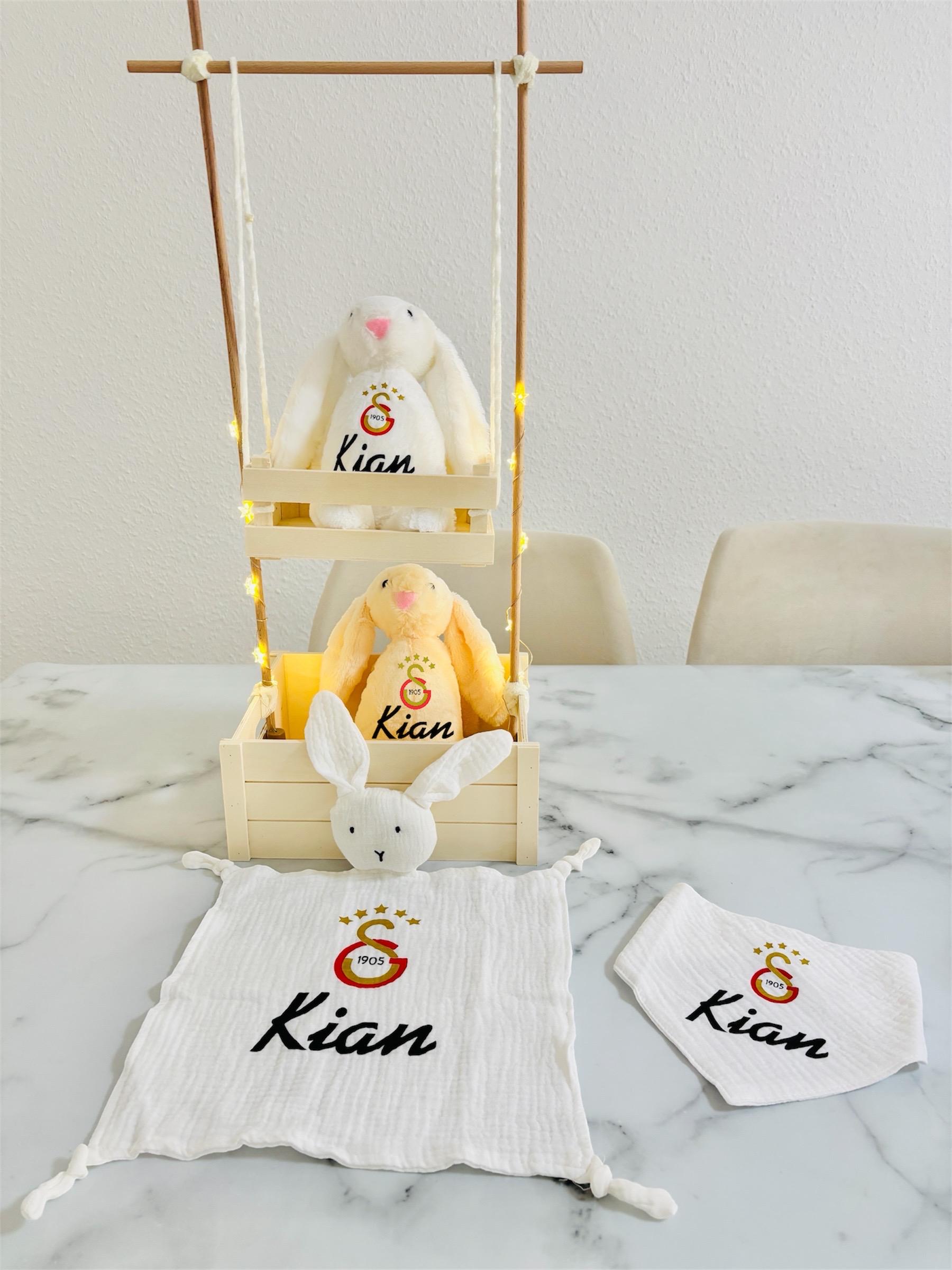 Galatasaray Geschenk Set Kuscheltier Hase, Babylätzchen Und Babyschmusetuch Galatasaray Geschenk Set Kuscheltier Hase, Babylätzchen Und Babyschmusetuch von Etsy - ShopbyhandmadeShop
