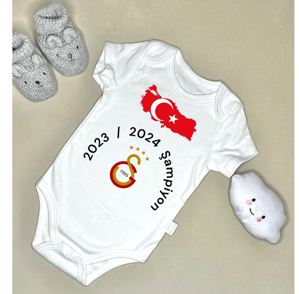 Galatasaray Sampiyon Babybody Personalisiert 1 Galatasaray Sampiyon Babybody Personalisiert 1 von Etsy - ShopbyhandmadeShop
