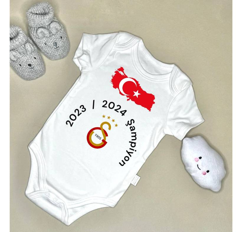 Galatasaray Sampiyon Babybody Personalisiert 1 Galatasaray Sampiyon Babybody Personalisiert 1 von Etsy - ShopbyhandmadeShop