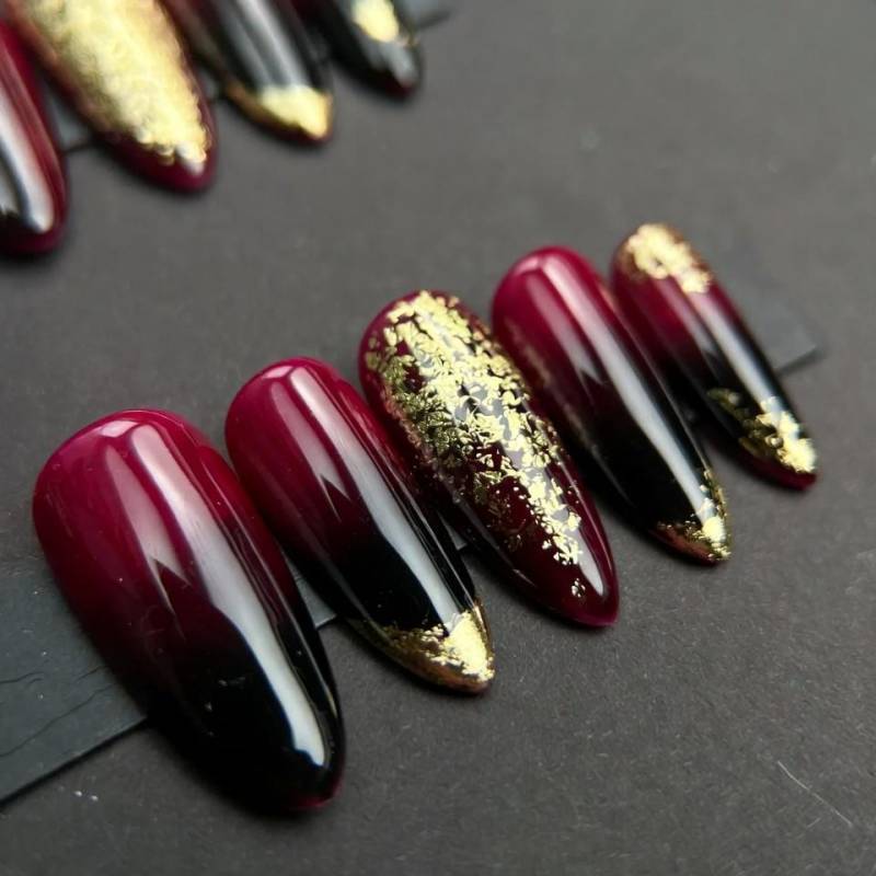 Burgundy Ombre Drücken Sie Auf Die Nägel Mit Goldfolie, Luxus Rot Schwarz Stiletto Set von Etsy - SieglindeCrafts