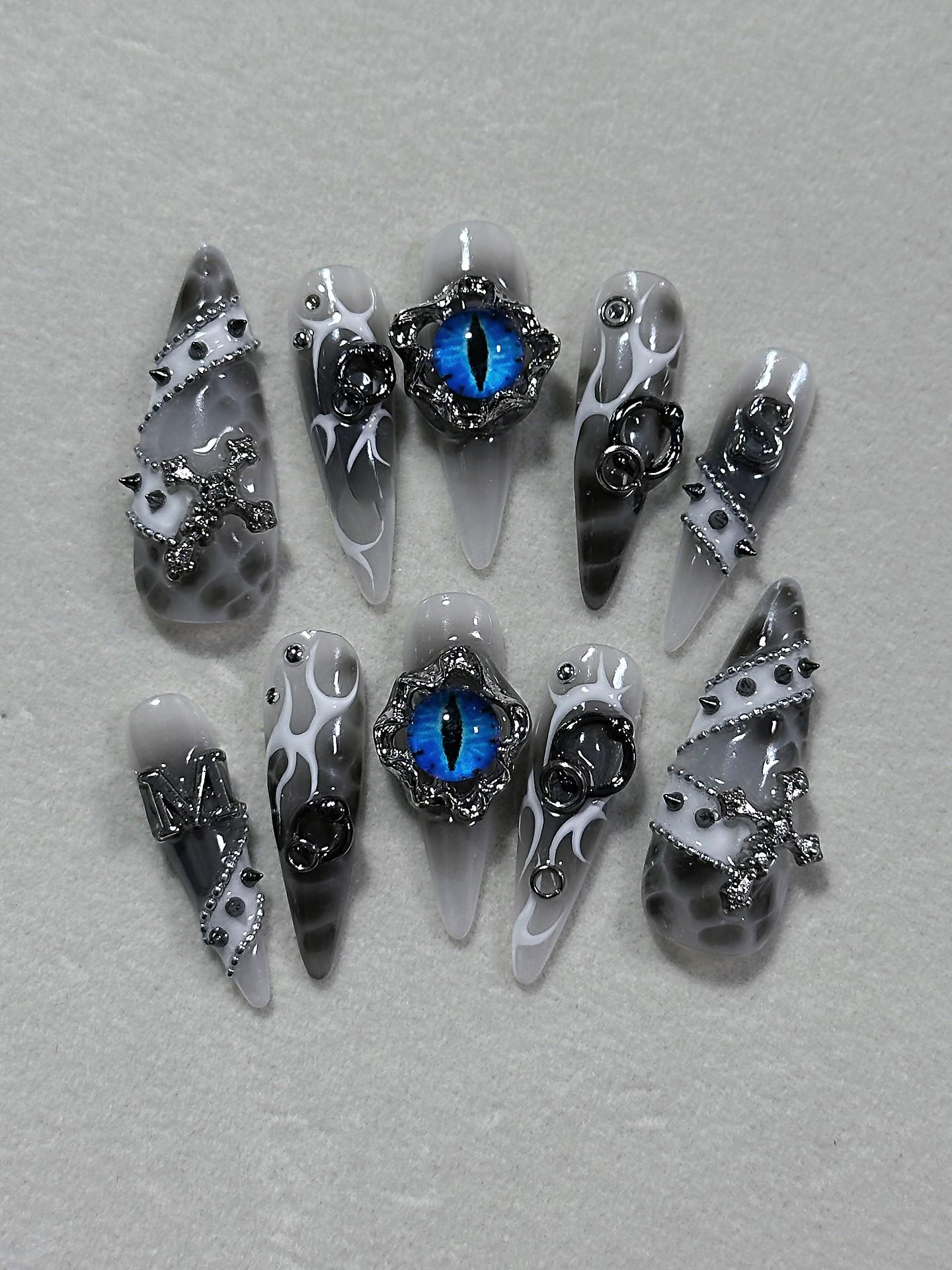 Dragon Eye Press On Nails - Gothic Graue Flammennägel Mit 3D Kreuz & Spikes Handgefertigtes Alt Fake Nagelset von Etsy - SieglindeCrafts
