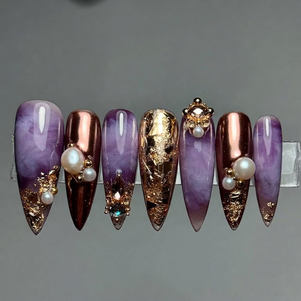 Drücken Sie Die Nägel Aus Lila Marmor - Rose Gold Chrom & Perlenakzent Luxus Stiletto Set von Etsy - SieglindeCrafts