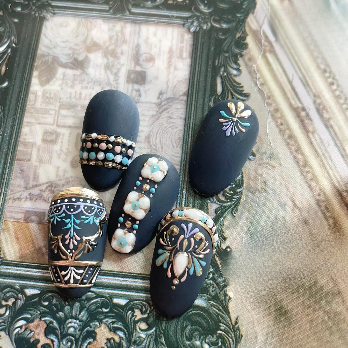 Dunkle Vintage Press-On-Nägel, Schwarz Matte Nägel, Barocke Blumennägel, Goldakzent-Nägel, Luxus-Mandel-Nägel Dunkle Vintage Press-On-Nägel, Schwarz Matte Nägel, Barocke Blumennägel, Goldakzent-Nägel, Luxus-Mandel-Nägel von Etsy - SieglindeCrafts