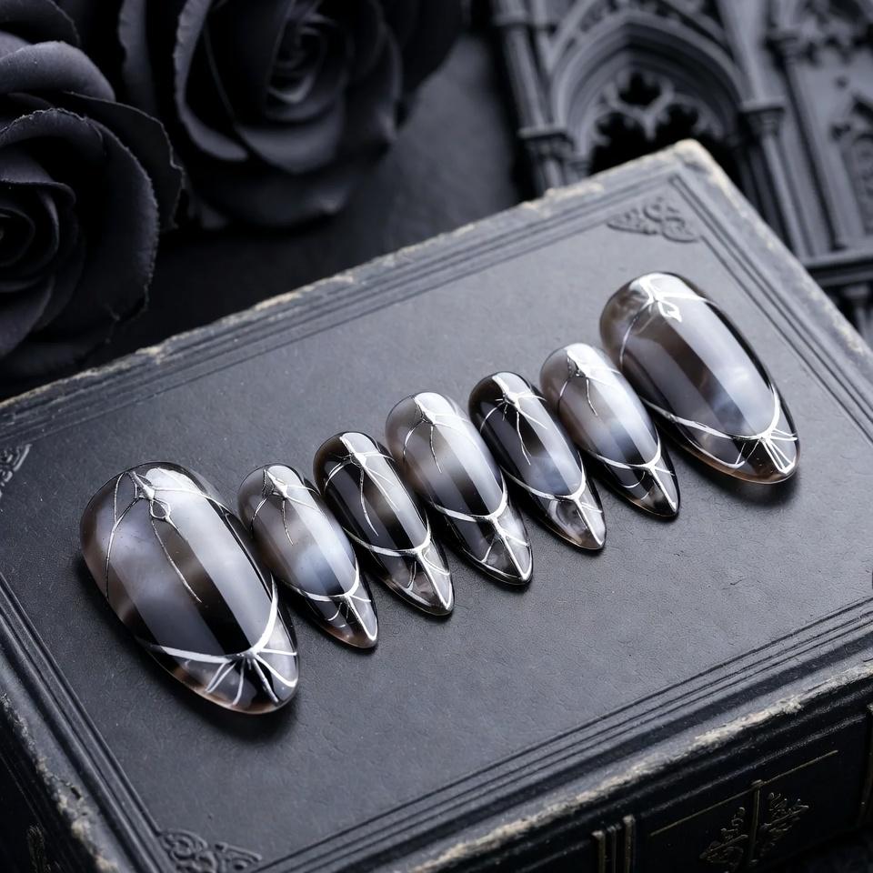 Gothic Black & Grey Press-On Nails - Marmor Design Mit Silberfarbenen Akzenten von Etsy - SieglindeCrafts