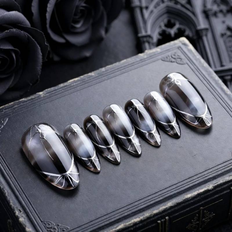 Gothic Black & Grey Press-On Nails - Marmor Design Mit Silberfarbenen Akzenten von Etsy - SieglindeCrafts