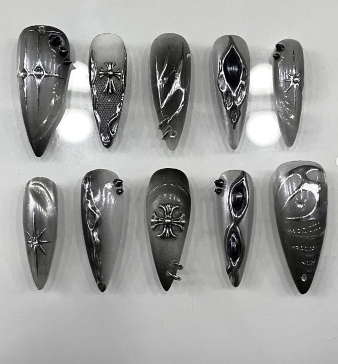Gothic Chrom Drücken Sie Auf Die Nägel | 3D Grau Metallic Nagelkunst Lange Stiletto False Nails Set von Etsy - SieglindeCrafts