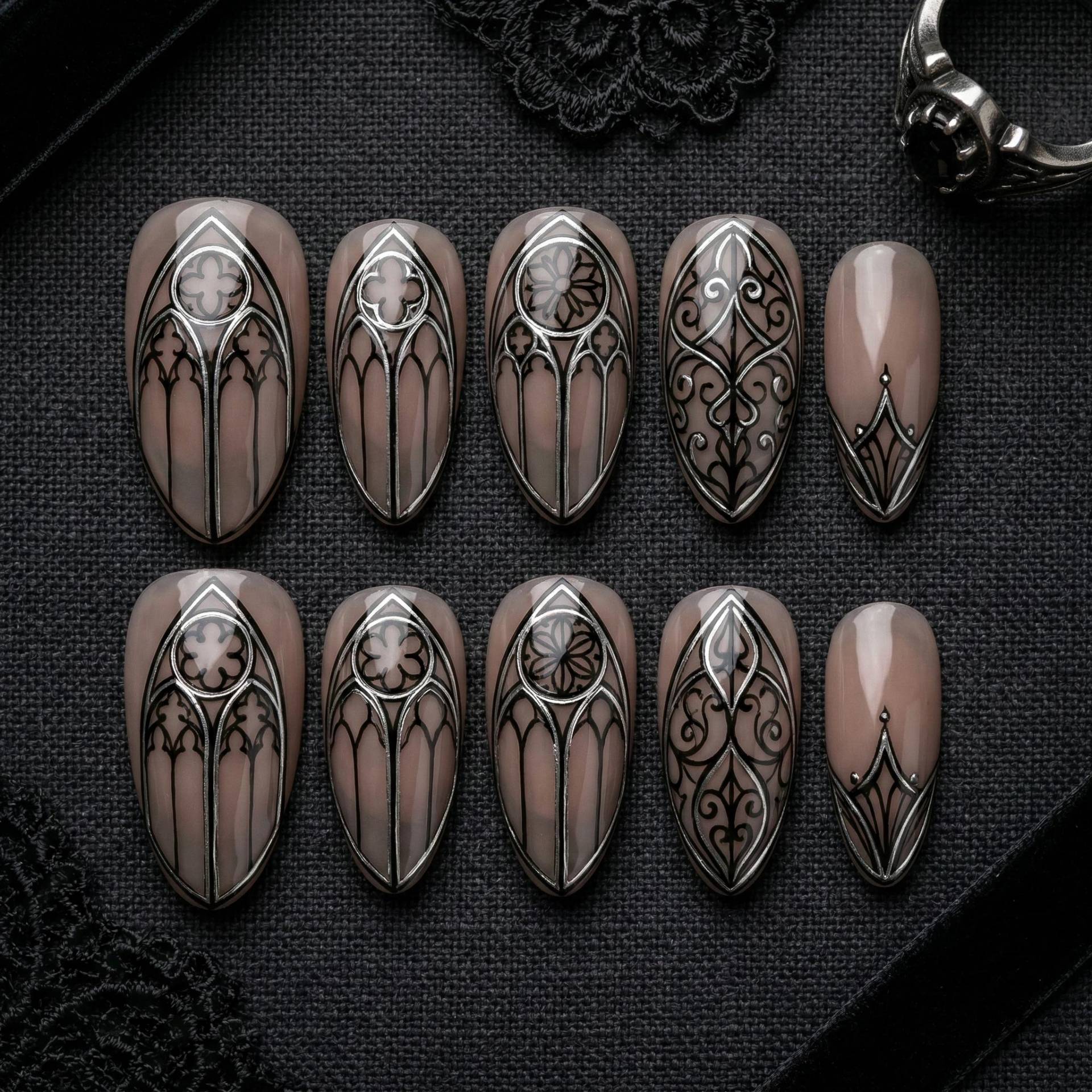 Gothic Glasmalerei-Nägel Zum Aufpressen - Schwarz-Silber-Design Mit Komplizierten Mustern von Etsy - SieglindeCrafts