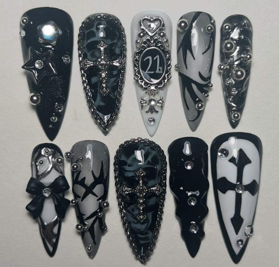 Gothic Kreuz Drücken Sie Auf Die Nägel | Schwarz Weiß 3D Mit Ketten & Gems Lange Stiletto Fake von Etsy - SieglindeCrafts